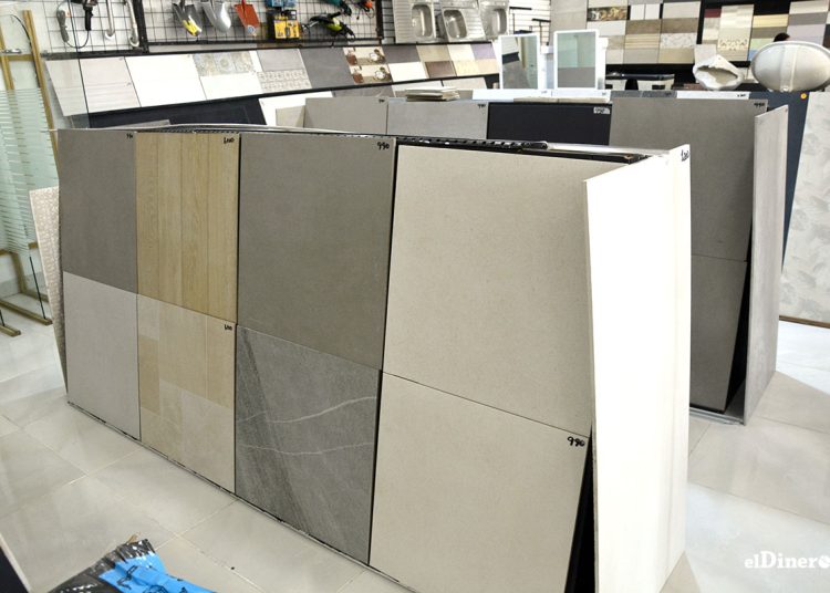 ntre las opciones en este comercio de porcelanato están el hindú, el español y el chino. | Lésther Álvarez