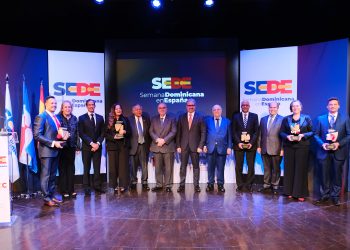 Recibieron galardones los doctores Carlos Dante Heredia y Christian García, la empresaria Gricell Garrido y los artistas Ángela Carrasco y Héctor Farías.