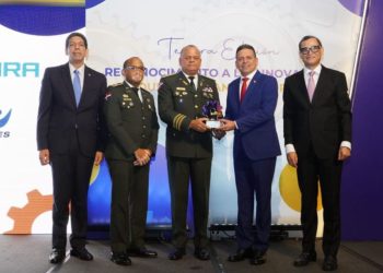 Esta tercera versión del galardón contó con la presencia del ministro de Defensa, teniente general Carlos Antonio Fernández Onofre.