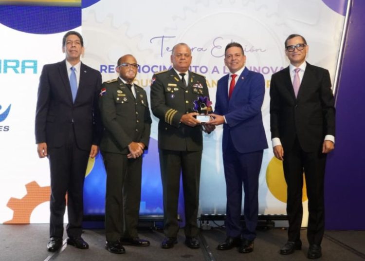 Esta tercera versión del galardón contó con la presencia del ministro de Defensa, teniente general Carlos Antonio Fernández Onofre.