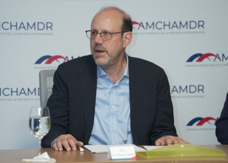 El economista, ganador del Premio Nobel 2019, presentó avances de investigaciones que desarrolla en República Dominicana.