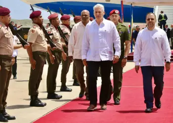 La Cancillería de Venezuela aseguró que delegaciones de Antigua y Barbuda, Santa Lucía y Granada, de Argelia, la República Árabe Saharaui, Antigua y Barbuda, Burkina Faso, Uganda, Serbia, Bielorusia y Rusia han llegado al país caribeño para apoyar a Maduro.