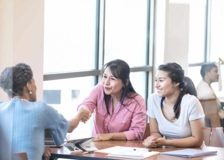 Las mujeres jóvenes son las peor paradas: en el tramo de edad de 25 a 34 años habrá 117 mujeres en extrema pobreza por cada 100 hombres, según ONU.