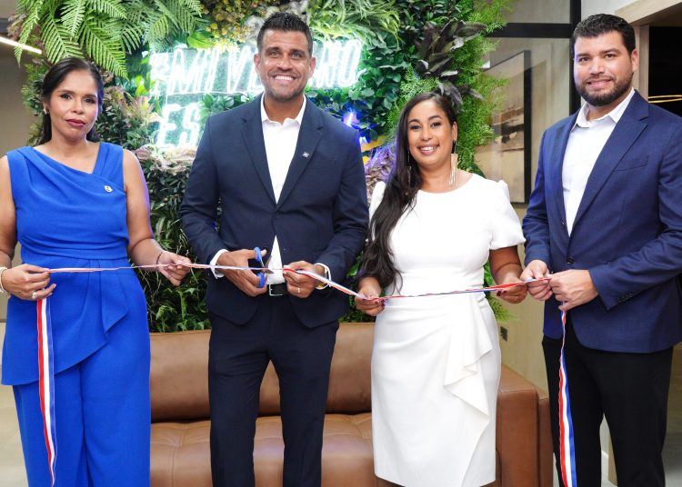 El coctel de apertura contó con la presencia de los socios fundadores de OFIT, Modesto Reyes, Angel Reyes, Yordania Medina y Adolfina Taveras.