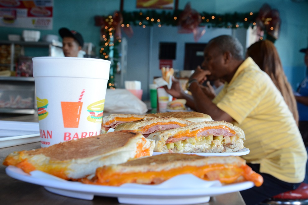 Parte de su éxito radica en que se trata de un lugar accesible y asequible. Los precios permiten que cualquiera disfrute de comida rápida con un toque criollo sin demasiado efectivo.  /Gabriel Alcántara.