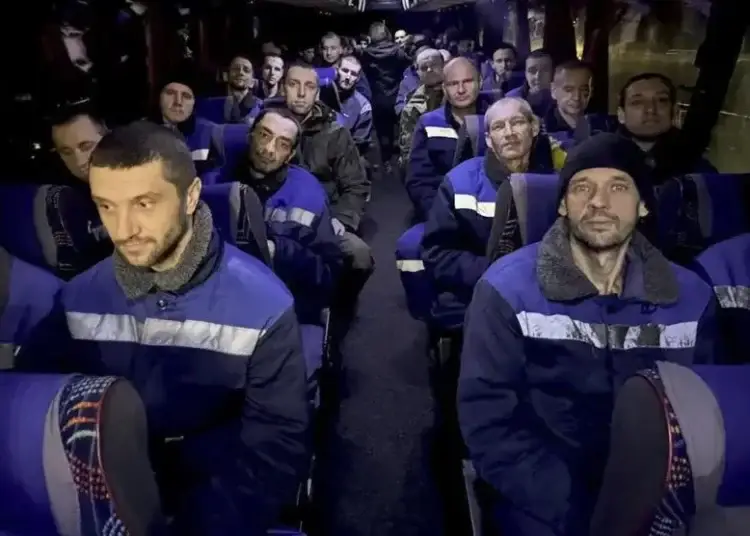 "Todos los militares liberados serán trasladados a Rusia para su tratamiento y rehabilitación en instalaciones médicas del Ministerio de Defensa", añadió.