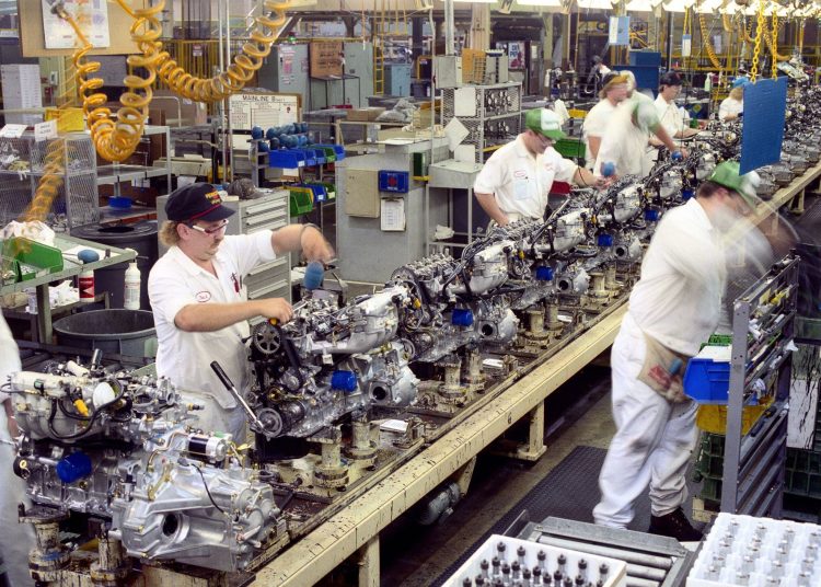 La producción manufacturera disminuyó un 0.3%, ya que el índice de vehículos de motor y piezas cayó casi un 8%.