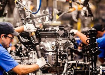 En la comparación con abril, la producción de las fábricas cayó un 0.5%.