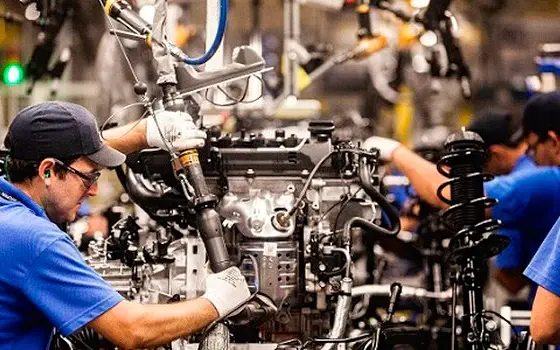 En la comparación con abril, la producción de las fábricas cayó un 0.5%.