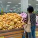 Los consimidores buscan las ofertas para paliar los efectos de las alzas en los precios. | elDinero