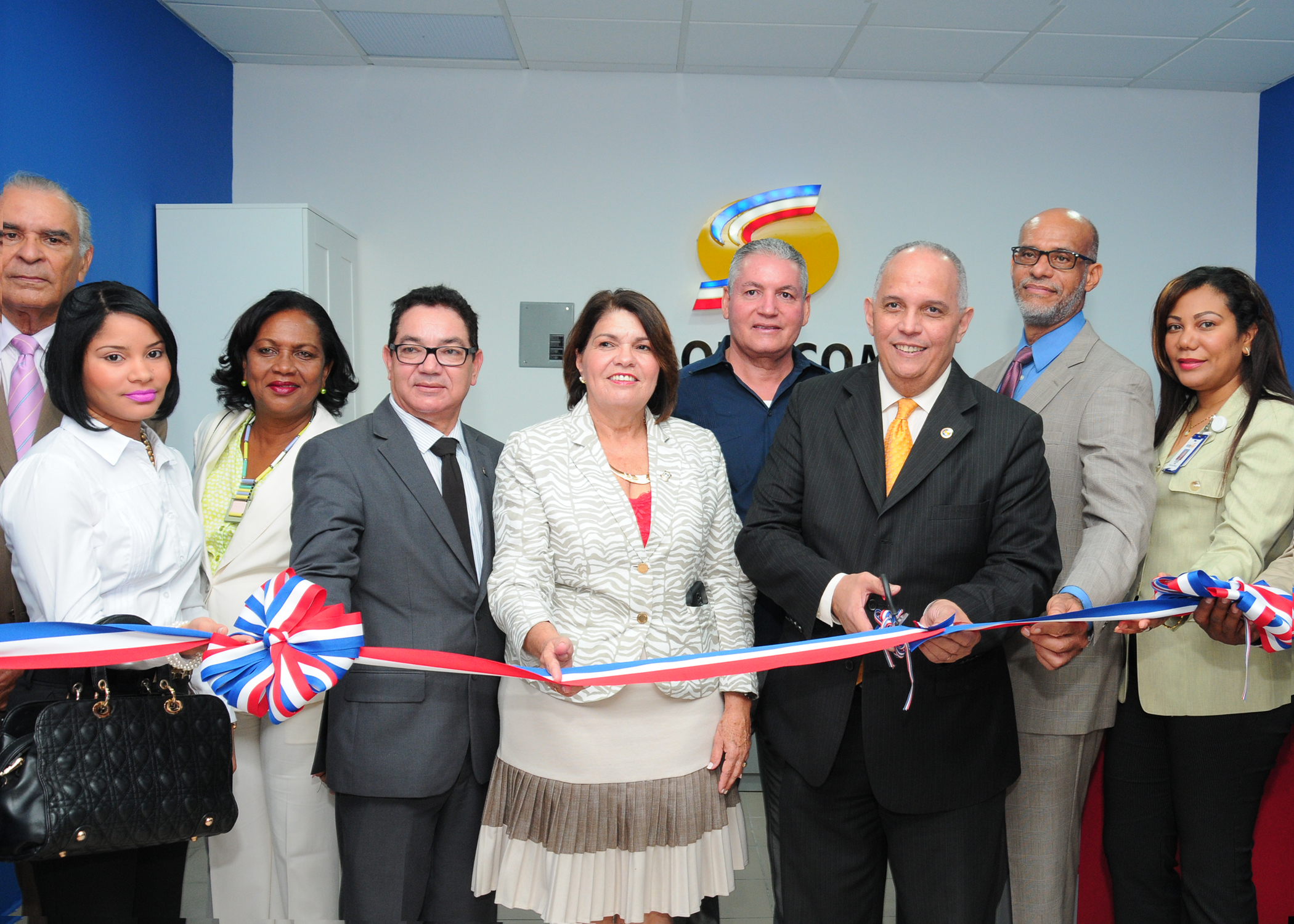 Ángel Canó, miembro del Consejo Directivo de la SIE, para la inauguración de uno de los puntos expreso de PROTECOM abiertos en San Cristóbal y Baní. Le acompañan autoridades de la provincia Peravia.