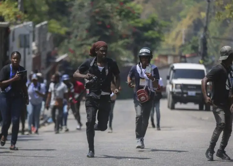 Algunos de los manifestantes llevaban pasamontañas, otros llevaban machetes y coreaban consignas hostiles.