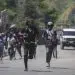Algunos de los manifestantes llevaban pasamontañas, otros llevaban machetes y coreaban consignas hostiles.