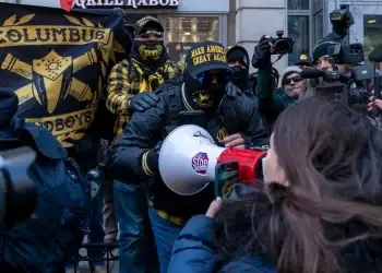 Trump prometió durante la campaña electoral indultar a las personas que participaron del asalto y que fueron condenadas o siguen a la espera de juicio.