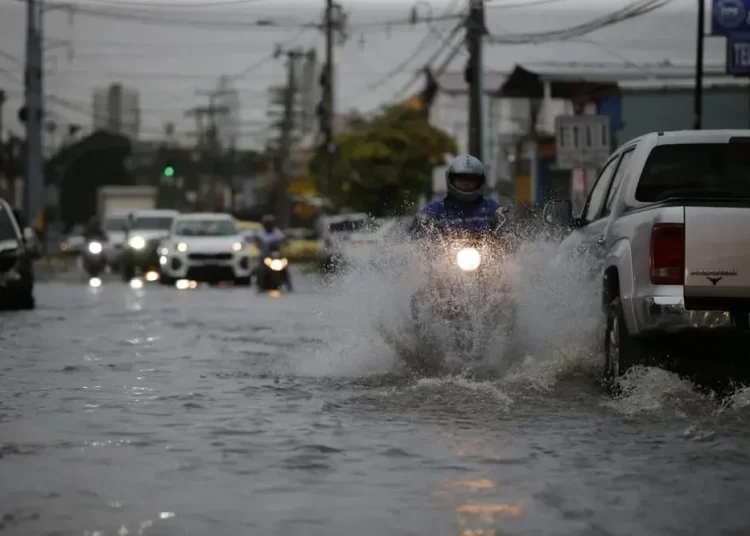 Se emitió una alerta de huracán para Jamaica y la península suroccidental de Haití, desde la frontera con República Dominicana hasta Puerto Príncipe.