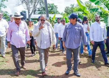 Rodrigo Castañeda y Rodrigo Castañeda Sepúlveda visitan Centro de Lavado y Empaque de Productos Agropecuarios de la Cooperativa Agropecuaria y Servicios Múltiples Gina Jaragua, en Higüey, provincia La Altagracia.
