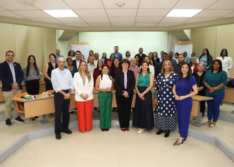 Al acto de entrega de certificados asistió la directora ejecutiva de la Fundación Sur Futuro, Elena del Conte, y la directora de la Escuela de Comunicación de la Pucmm, Ana Bélgica Güichardo.
