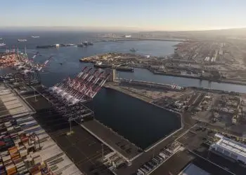 Los envíos desde China representan alrededor del 45% del negocio del puerto de Los Ángeles, que con los años ha ido aumentando su carga comercial.