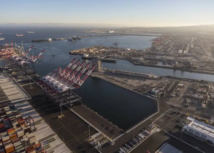 Los envíos desde China representan alrededor del 45% del negocio del puerto de Los Ángeles, que con los años ha ido aumentando su carga comercial.