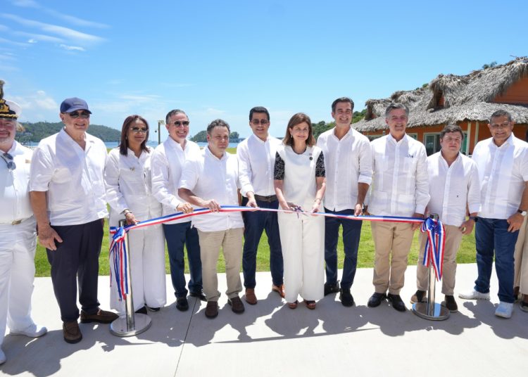 Autoridades inauguran la primera etapa del puerto Samaná Bayport, una terminal de cruceros que busca impulsar el desarrollo turístico y económico de la provincia.