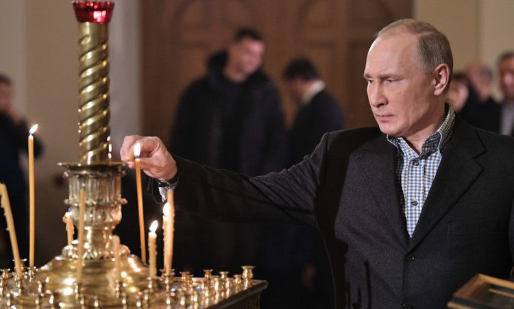 El presidente de Rusia, Vladimir Putin, durante el servicio de Navidad en San Petersburgo, Rusia, en una fotografía de archivo. | Alexéi Nikolsky, Sputnik.