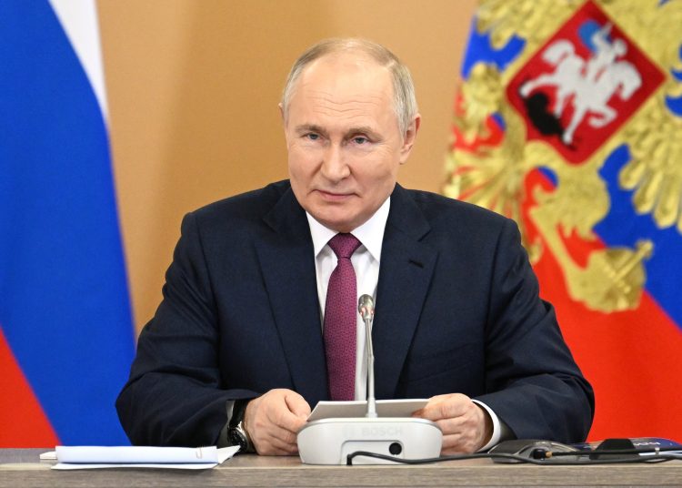 El presidente ruso, Vladímir Putin, que acordó el 12 de febrero en conversación telefónica con el mandatario estadounidense, Donald Trump, el inicio de una negociación para poner fin a la guerra en Ucrania, valoró positivamente la reunión de Riad.