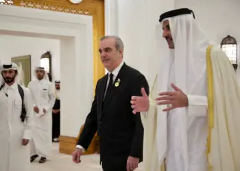 También conversaron sobre la posibilidad de establecer un vuelo directo de Qatar Airways a la República Dominicana.