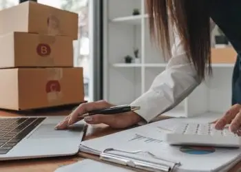 En términos relativos, en 2024 se sostiene que las mayores tasas de mortalidad las presentan las actividades administrativas y de apoyo, con 5.9%, seguidas de Información y comunicaciones con un 5.3%.