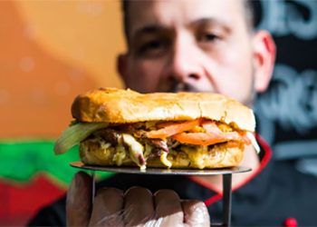 La cheeseburger es el plato más consumido por su clientela.