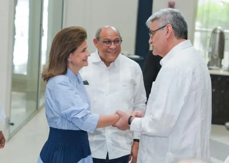 Agradeció el compromiso de Rafael Santos Badía, de quien resaltó su amplia trayectoria tanto en el ámbito sindical como en el educativo.
