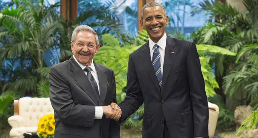 Raul Castro recibiò a Barack Obama con un apretòn de manos. / EFE/Michael Reynolds