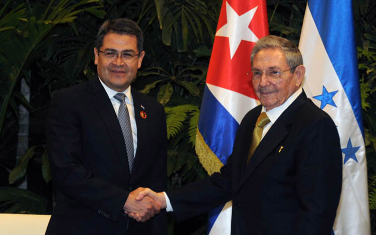 raul castro y juan orlando hernandez