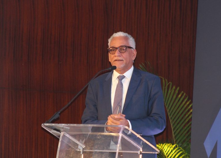 Durante su conferencia magistral en el Foro Económico elDinero 2024, Féliz expuso una visión estratégica para que el país no caiga en la "trampa de la renta media".