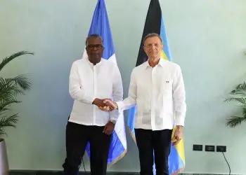 Álvarez comentó a Mitchell que la X Cumbre de las Américas que se celebrará en el país será un gran espacio para expandir el mercado de sus países.