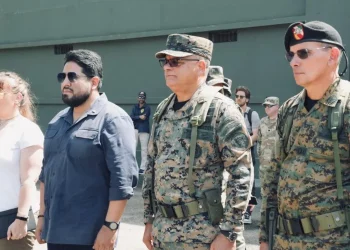 Humire hizo el recorrido acompañado del ministro de Defensa de la República Dominicana, Carlos A. Fernández Onofre.