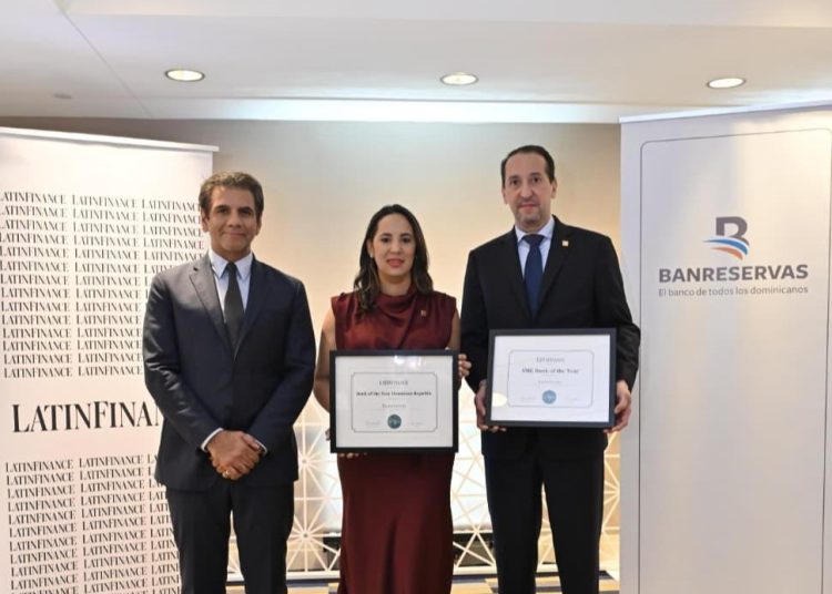 El CEO de LatinFinance, Taimur Ahmad, entregó los reconocimientos a Alieska Díaz, vicepresidente ejecutivo senior Administrativa; y José Obregón, vicepresidente ejecutivo Negocios Internacionales y Gobierno Corporativo.
