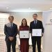 El CEO de LatinFinance, Taimur Ahmad, entregó los reconocimientos a Alieska Díaz, vicepresidente ejecutivo senior Administrativa; y José Obregón, vicepresidente ejecutivo Negocios Internacionales y Gobierno Corporativo.