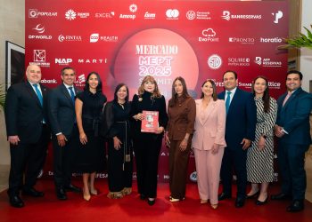 Antonia Antón de Hernández, vicepresidenta ejecutiva senior de Gestión Humana, Transformación Cultural, Administración de Crédito y Cumplimiento, recibió el reconocimiento en nombre de la entidad bancaria.