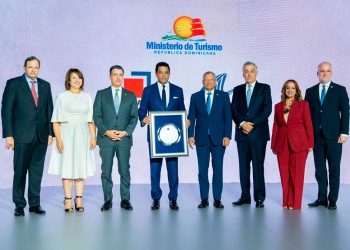 Steve Puig, Rosanna Ruiz, Christopher Paniagua, el ministro de Turismo David Collado, Leonardo
Aguilera, Juan Bancalari, Aguie Lendor y el superintendente de Bancos Alejandro Fernández W.