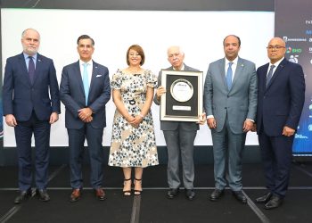 El II Foro Económico elDinero entregó un reconocimiento al ingeniero Luis Molina Achécar por sus aportes al sector financiero nacional y al desarrollo social, desde el Banco BHD.