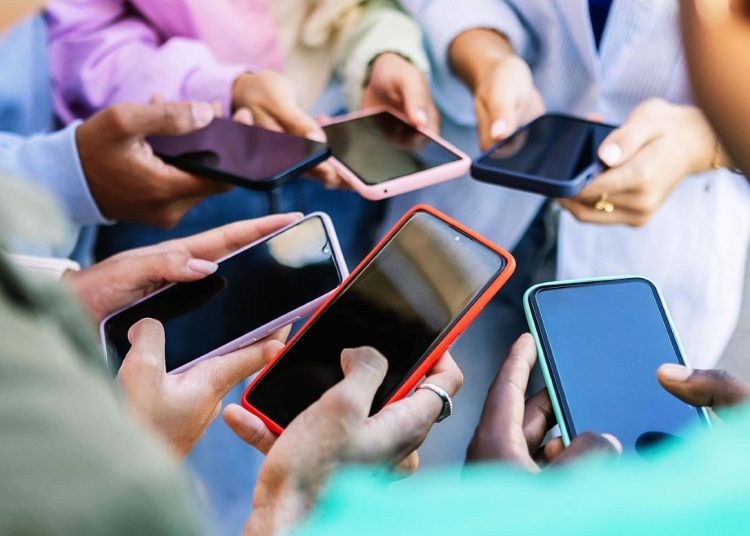 El informe destaca que este fenómeno afecta de manera consistente a distintos contextos económicos y sociales.