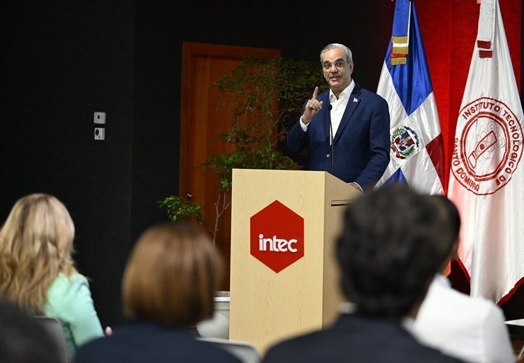 Abinader también reveló la reciente adquisición de terrenos en Pedernales destinados a la construcción de un puerto aeroespacial.
