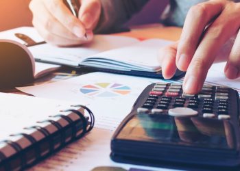 Indica que la llegada de nuevas empresas promovería el desarrollo tecnológico y la producción de bienes de mayor valor agregado para consumo local y exportación.