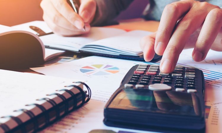 Indica que la llegada de nuevas empresas promovería el desarrollo tecnológico y la producción de bienes de mayor valor agregado para consumo local y exportación.