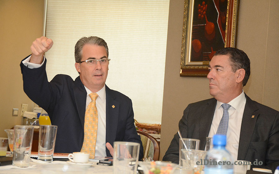 René Grullón F., vicepresidente ejecutivo de Negocios Empresariales y Juan M. Martín de Oliva, vicepresidente del Área de Negocios Turísticos. | Lésther Álvarez
