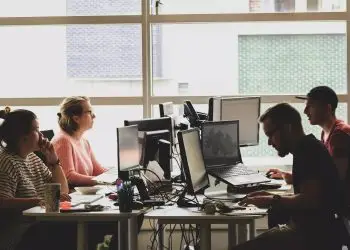 El informe indica que el sueldo promedio por hora subió un 10% respecto al año anterior, situándose en RD$110.60.- Fuente externa.