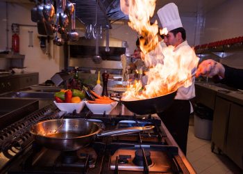 Los restaurantes deben cumplir con evaluaciones sanitarias como parte del proceso de formalización.