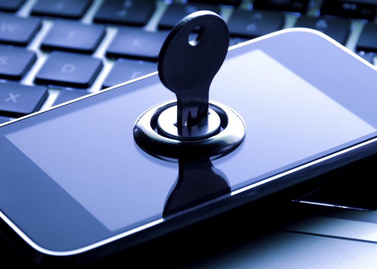 El personal nunca debe almacenar información confidencial personal o comercial en discos duros externos.