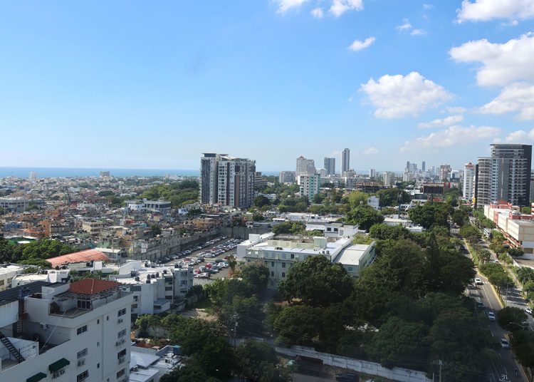 El análisis alerta sobre vulnerabilidades estructurales que impactan el desarrollo del país.