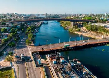 El puente basculante conectará la avenida Francisco Caamaño Deñó (antigua avenida del Puerto) con la avenida Malecón, en Villa Duarte, y sustituirá el viejo puente flotante que aún está en servicio y que conecta el Distrito Nacional con el municipio Santo Domingo Este.